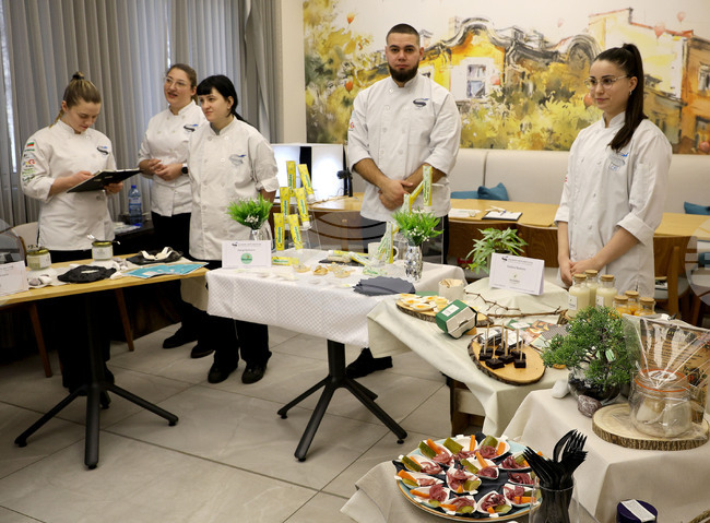Сладко-солени бонбони и веган алтернатива на яйца представиха студенти във Варна
