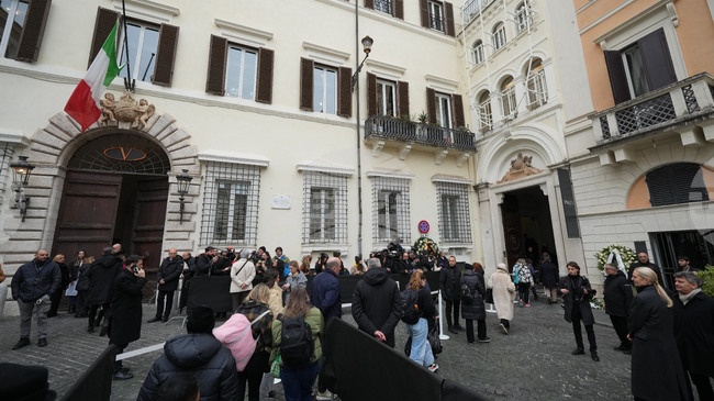 Рим отдава последната си почит на модния дизайнер Валентино