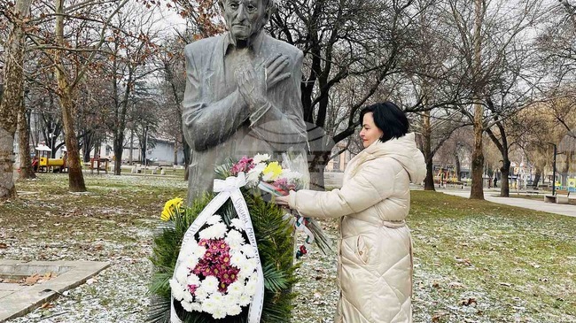 В Монтана беше отбелязана 22-рата годишнина от смъртта на Йордан Радичков с поднасяне на цветя пред паметника му 
