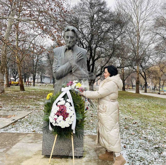 В Монтана беше отбелязана 22-рата годишнина от смъртта на Йордан Радичков с поднасяне на цветя пред паметника му 