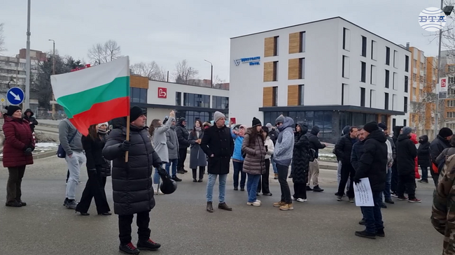 Протестиращи срещу изграждането на кариера за варовик край Велико Търново затвориха кръстовище, част от главен път София – Варна