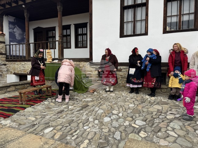 За втора поредна година от казанлъшкото читалище „Жар" пресъздадоха автентичния ритуал на Бабинден