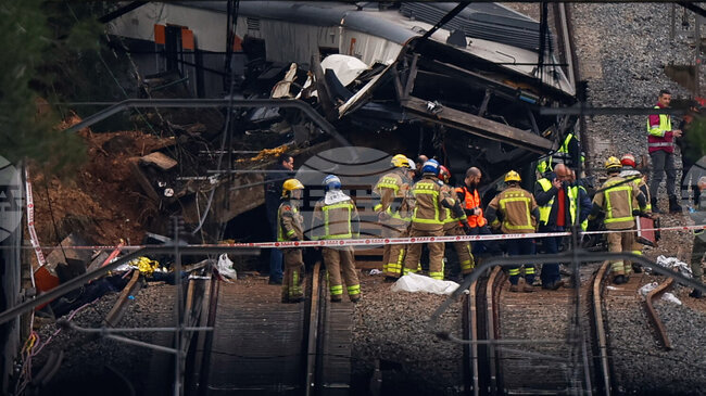 Пътнически влак се сблъска с кран в Югоизточна Испания, съобщава националната испанска телевизия