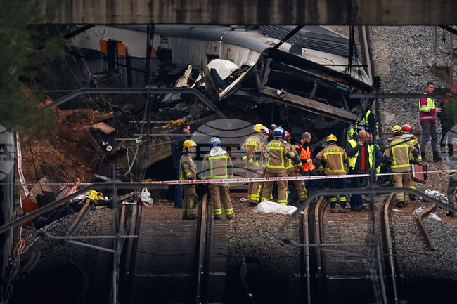 Пътнически влак се сблъска с кран в Югоизточна Испания, съобщава националната испанска телевизия