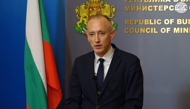 Правителството отпуска допълнителни средства за националните инвестиционни програми в образованието, съобщи Красимир Вълчев