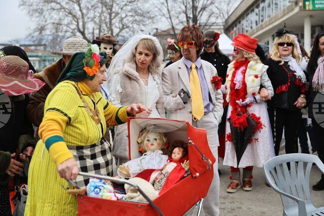 С карнавално шествие и традиционен ритуал отбелязаха Бабинден в пловдивското село Брестник