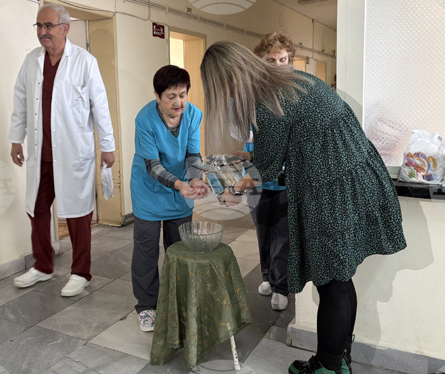 С ритуал по измиване на ръцете в самоковската болница отбелязаха Деня на родилната помощ