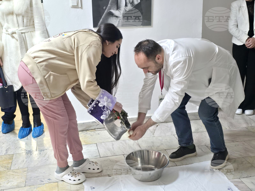 С традиционен ритуал в МБАЛ -Добрич отбелязаха Деня на родилната помощ и Бабинден