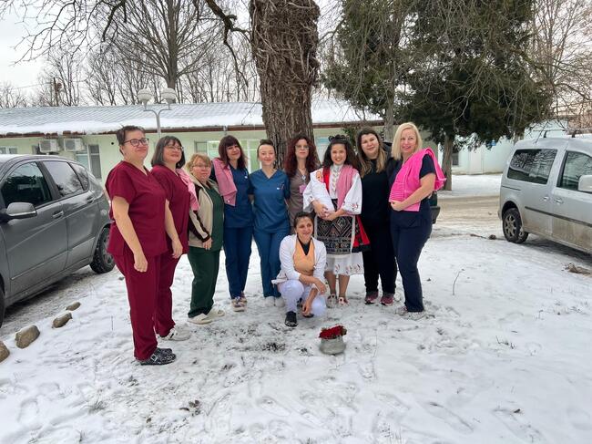 Екипът на родилното отделение в Разград отбеляза Деня на родилната помощ с традиционен ритуал за измиване на ръцете