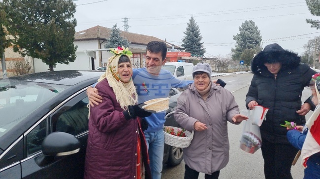 В село Стефан Караджа, община Добричка, закичиха шофьорите с китки за здраве и късмет по повод Бабинден