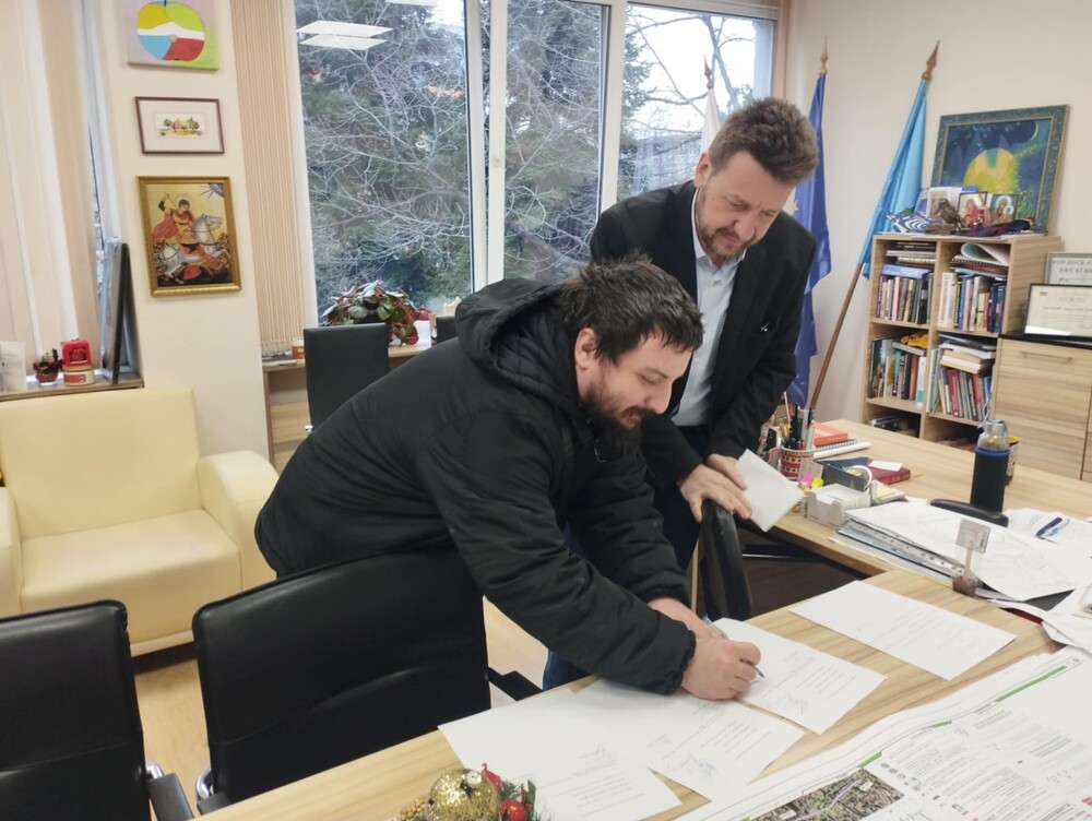 Кметът на район „Слатина“ Георги Илиев връчи изгубената заплата на Мирослав Манолов