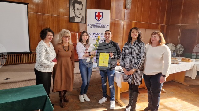 На Бабинден първото великотърновче, родено в МОБАЛ „Д-р Стефан Черкезов“, получи реплика на златна царска перпера