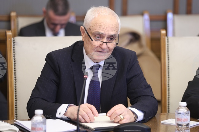 Ако сключените договори се изпълнят, към 2030 г. ще имаме натовски въоръжени сили, каза министърът в оставка Атанас Запрянов 