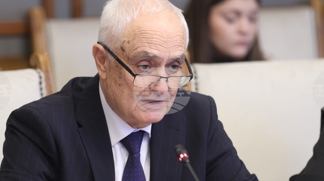 Не може да има заем по споразумение по SAFE между кабинета и ЕК, ако парламентът не гласува разрешение за заемно споразумение за 3,26 млрд. евро, каза Атанас Запрянов