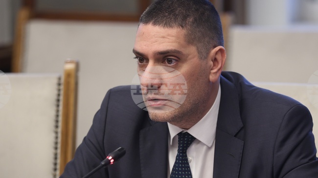 Председателят на комисията по отбрана Христо Гаджев обясни, че за да може да каже срокове, ратификацията за Съвета за мир първо трябва да бъде внесена в парламента