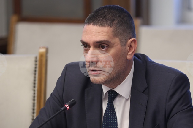 Председателят на комисията по отбрана Христо Гаджев обясни, че за да може да каже срокове, ратификацията за Съвета за мир първо трябва да бъде внесена в парламента