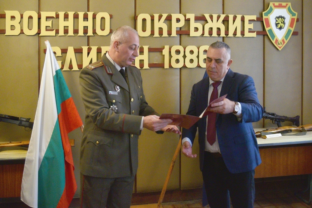 Кметът на Сливен Стефан Радев получи почетен медал за съхраняване на военноисторическото наследство