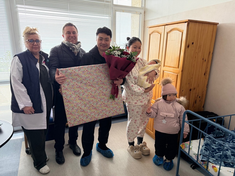 В Деня на родилната помощ беше изписано първото бебе в Балчик за 2026 година, родителите му са от Китай 