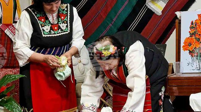 Членовете на читалище „Тракия 2008“ представиха традицията подливане на Бабинден в Тракийско дружество „Георги Сапунаров“ 