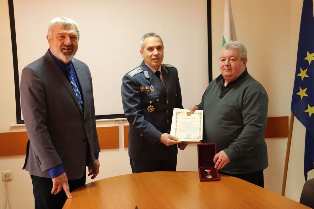 Кметът на Ценово д-р Петър Петров стана единственият кмет от Русенско с медал от министъра на отбраната Атанас Запрянов за високи резултати при съхраняването на военноисторическото наследство