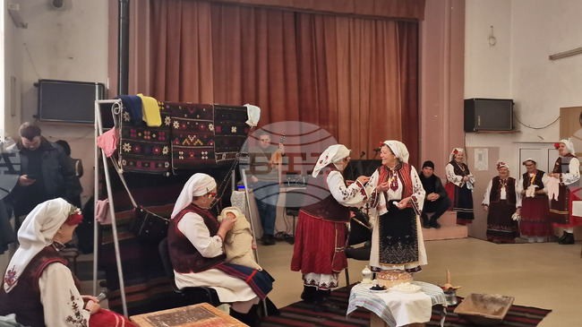 Самодейци в Разград пресъздадоха Бабинден с ритуално къпане на новородено и автентични обичаи