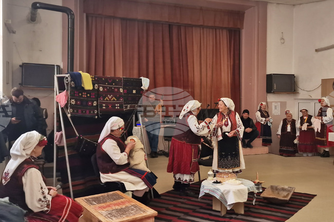Самодейци в Разград пресъздадоха Бабинден с ритуално къпане на новородено и автентични обичаи