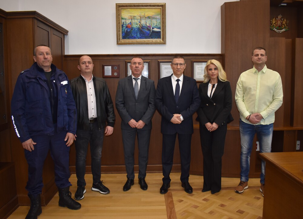 И.ф. главен прокурор Борислав Сарафов награди трима служители на МВР за проявен висок професионализъм при разкриване на въоръжения грабеж край Ихтиман