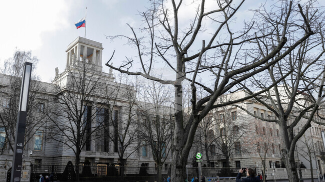 Германия експулсира служител на руското посолство заради връзки с шпионка на Москва 