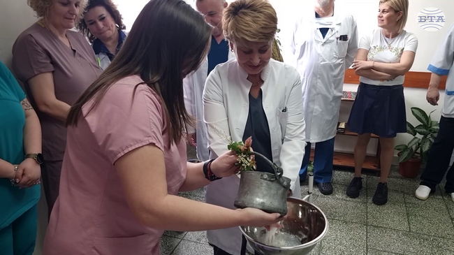 В плевенската болница „Д-р Георги Странски“ спазиха ритуала за Бабинден, като измиха ръцете на най-опитните акушерка и лекар