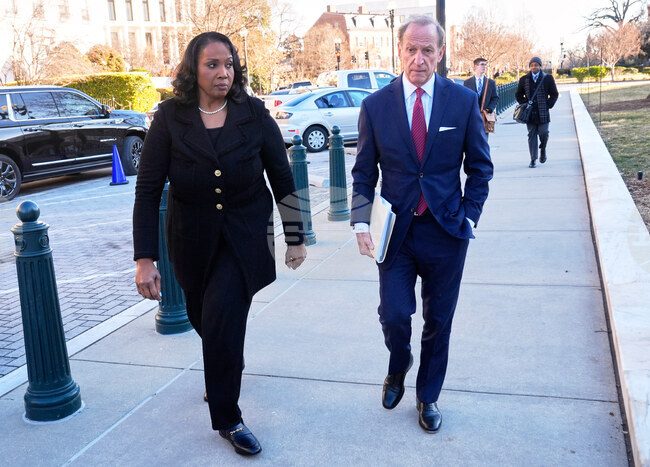 Върховният съд на САЩ разглежда аргументите по делото за отстраняване на Лиса Кук от УФР