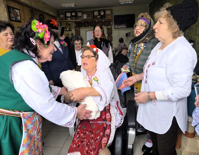 Община Каварна: Бабинден – благодарност за труда на акушерите