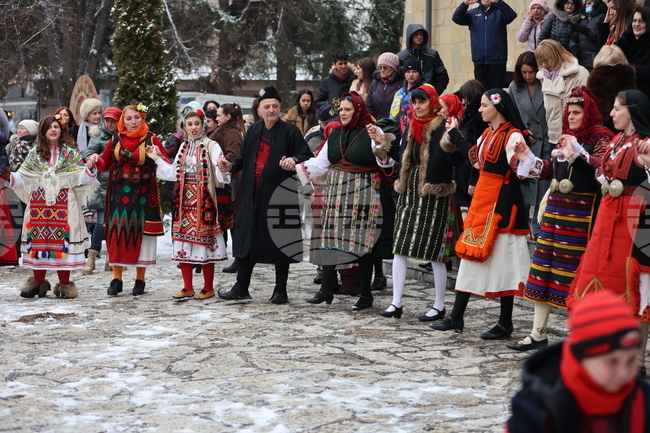 За втора поредна година бабите от Разлог пресъздадоха автентичното бабино хоро, характерно за този край