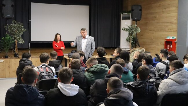 Окръжен съд – Разград: Магистрати проведоха образователни лекции с ученици от НПТГ „Шандор Петьофи“ в Разград