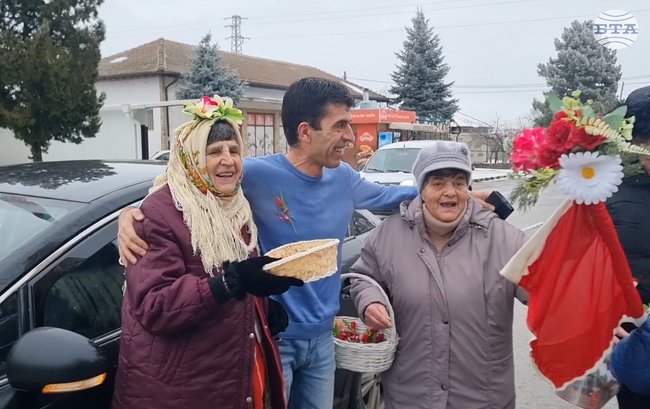 В село Стефан Караджа, община Добричка, закичиха шофьорите с китки за здраве и късмет по повод Бабинден