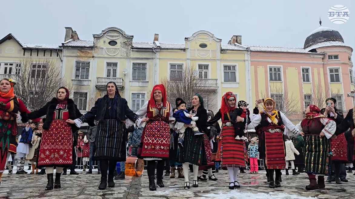 За втора поредна година бабите от Разлог пресъздадоха автентичното бабино хоро, характерно за този край