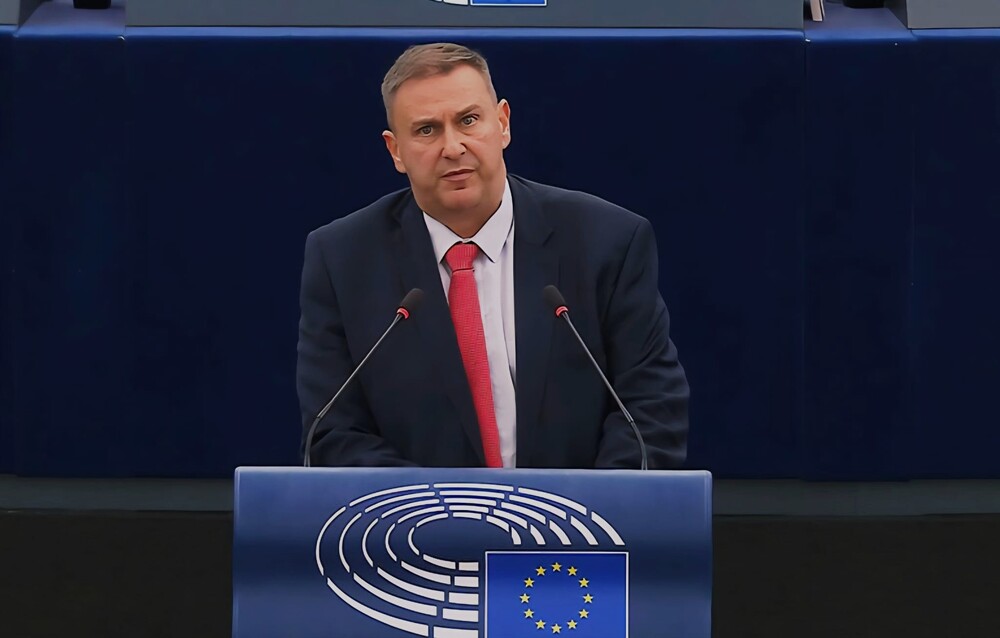 Евродепутатът от ГЕРБ/ЕНП Емил Радев настоя за безкомпромисно прилагане на Пакта за миграцията и убежището и за ефективно връщане на нелегалните мигранти.