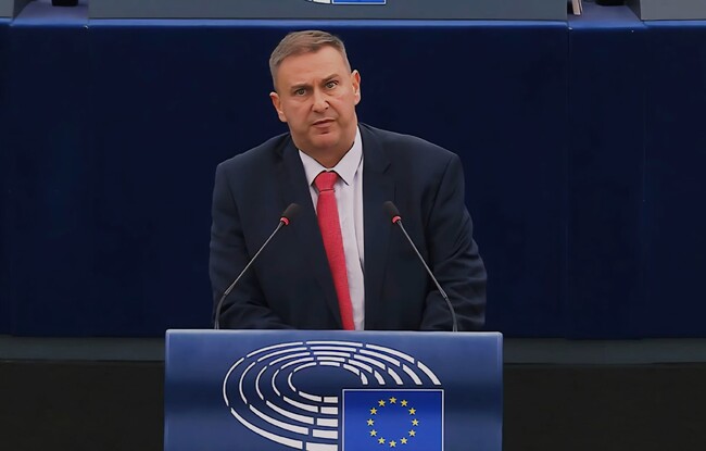 Евродепутатът от ГЕРБ/ЕНП Емил Радев настоя за безкомпромисно прилагане на Пакта за миграцията и убежището и за ефективно връщане на нелегалните мигранти.