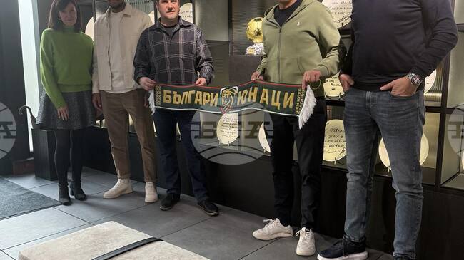 Фенклубът на националните отбори по футбол връчи символично членска карта с номер 10 на легендата Красимир Балъков