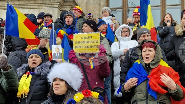 Стотици привърженици на бившия кандидат за президент на Румъния Калин Джорджеску се събраха пред Апелативния съд в Букурещ, за да го подкрепят