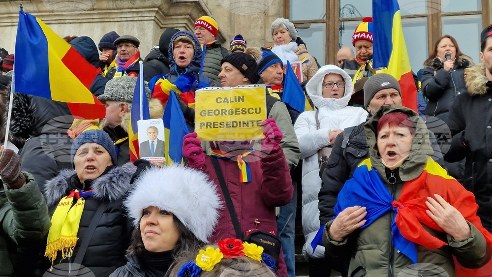 Стотици привърженици на бившия кандидат за президент на Румъния Калин Джорджеску се събраха пред Апелативния съд в Букурещ, за да го подкрепят
