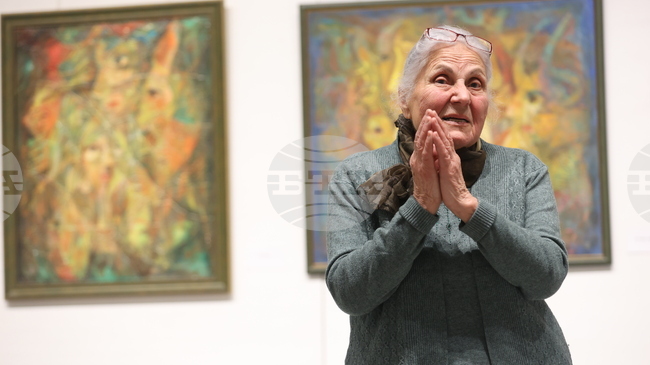 Изложбата на Симеон Младенов „Емоционални мостове“ е неговата интроспекция, каза съпругата на художника