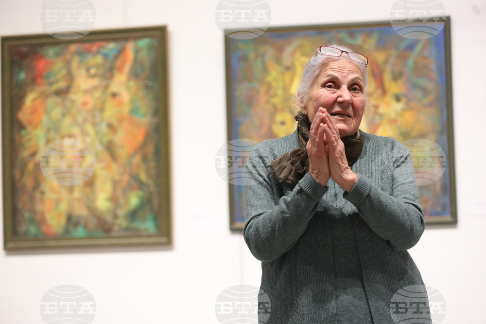 Изложбата на Симеон Младенов „Емоционални мостове“ е неговата интроспекция, каза съпругата на художника