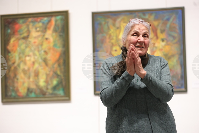 Изложбата на Симеон Младенов „Емоционални мостове“ е неговата интроспекция, каза съпругата на художника