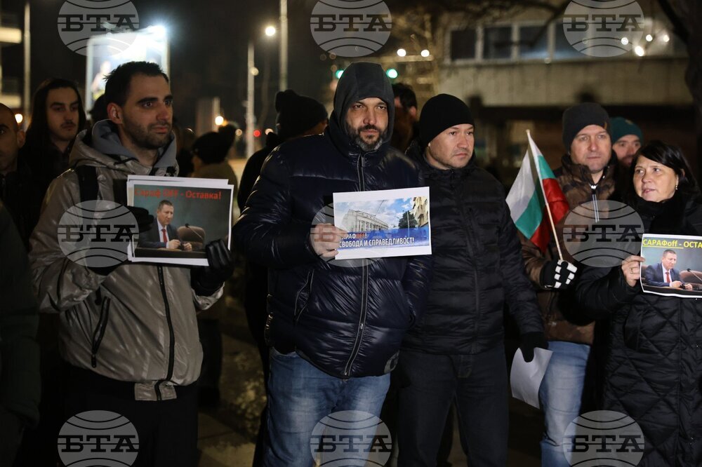 Протестиращи пред прокуратурата в Пловдив поискаха и.д. главен прокурор Борислав Сарафов да бъде отстранен от поста