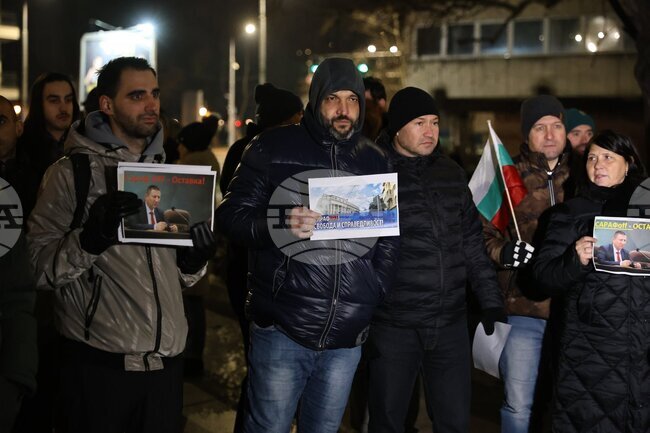 Протестиращи пред прокуратурата в Пловдив поискаха и.д. главен прокурор Борислав Сарафов да бъде отстранен от поста