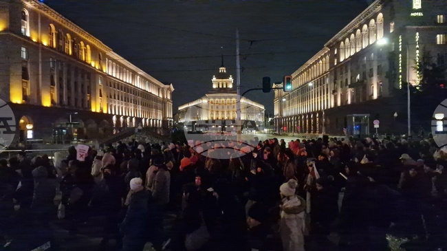 Протестиращите пред Съдебната палата в София тръгнаха на шествие към сградата на Висшия съдебен съвет