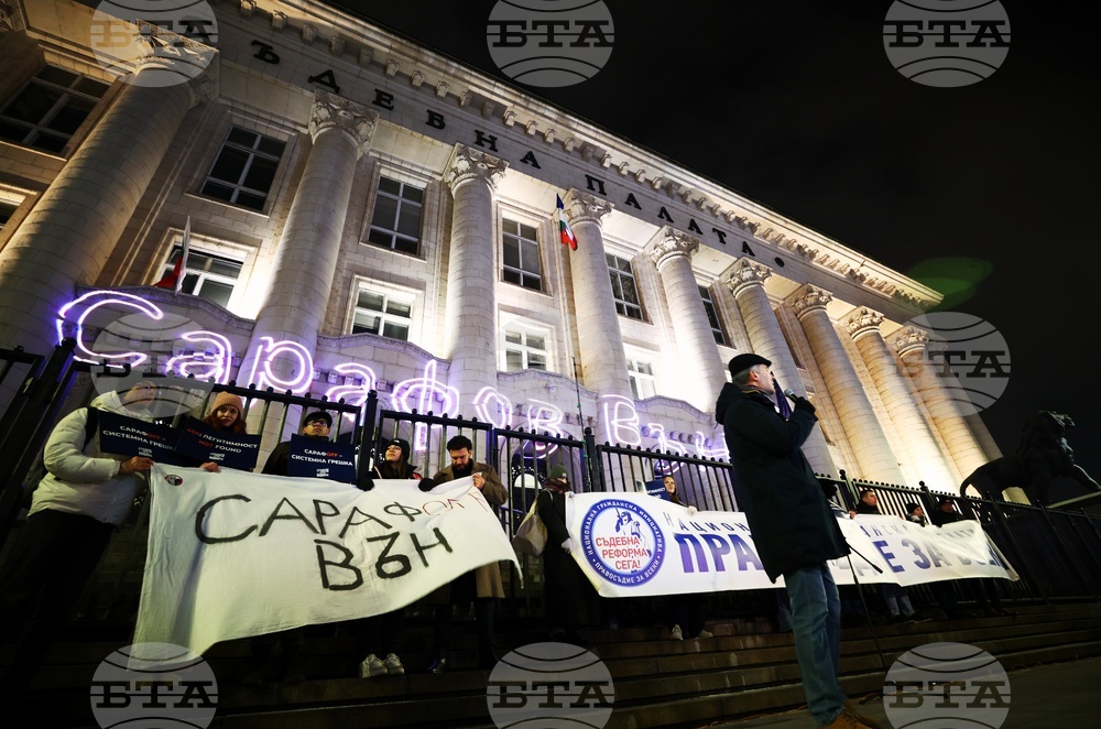 Протестиращи в София и страната настояваха за оставката на и.ф. главен прокурор Борислав Сарафов