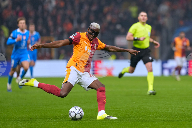 Нападателят Виктор Осимен за причината да напусне Наполи: „Държаха се с мен като с куче“