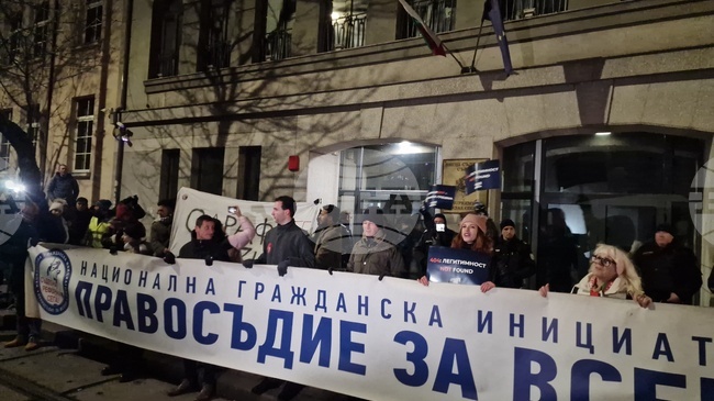 Граждани протестират пред ВСС с искане за оставката на и.ф. главен прокурор Борислав Сарафов 