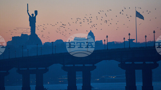 Заради Унгария Фон дер Лайен и Коща пристигат в Киев по случай четвъртата годишнина от началото на войната с празни ръце, пише "Политико"